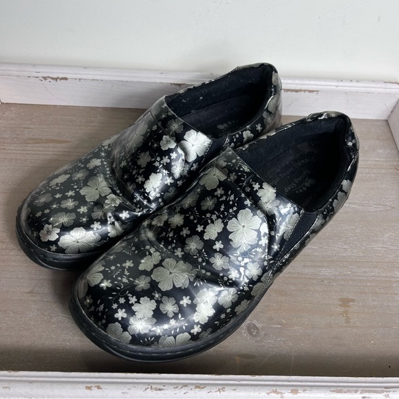 Spring Step Womens Size 8.5 Black Floral Sip and Oil Resistant Pro Belo Comfort - Picture 1 of 10